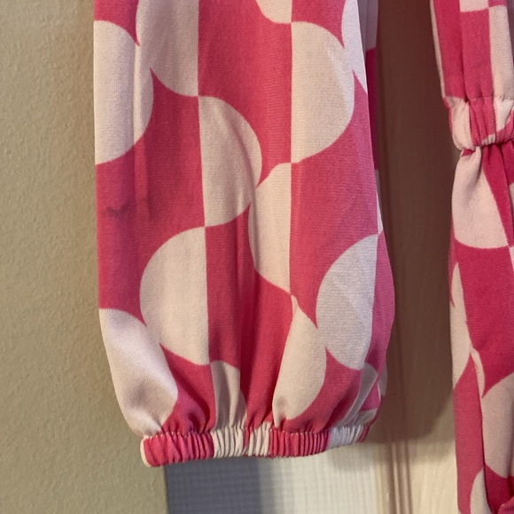 Romper, adorable for anytime, anywhere. Throw it on and you are good to go!! - Picture 5 of 9